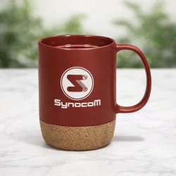 แก้วกาแฟเซรามิกที่มีด้านล่างจากไม้คอร์กธรรมชาติ