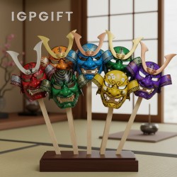 หน้ากากซามูไรและไม้ที่มีสีสันหลากหลาย