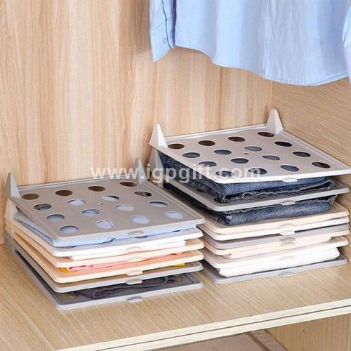 Layered cloth folding storage board