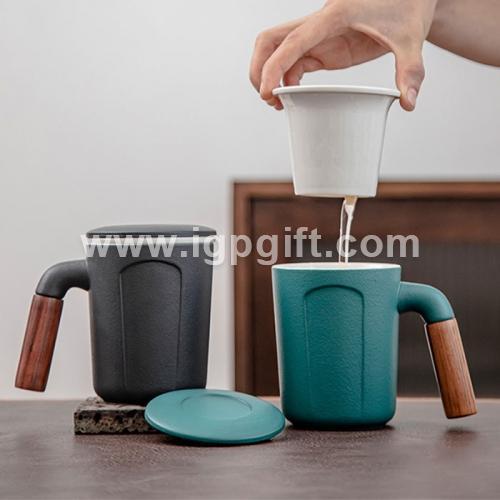 Ceramic Mug with Lid and Wooden Handle